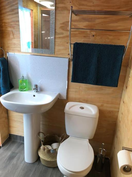 Отель Cox Hill Glamping Badger Труро Экстерьер фото